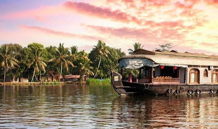 3 Nights Kerala Tour Packages: Munnar & Alleppey